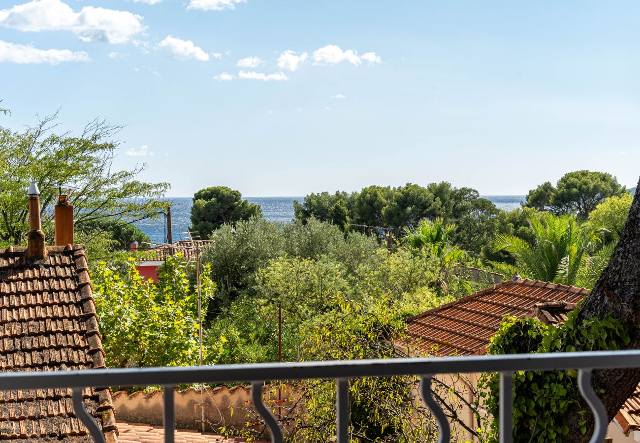 Maison à La Ciotat - Sarti. A 5m à pied des plages, Clim, jardin, BBQ