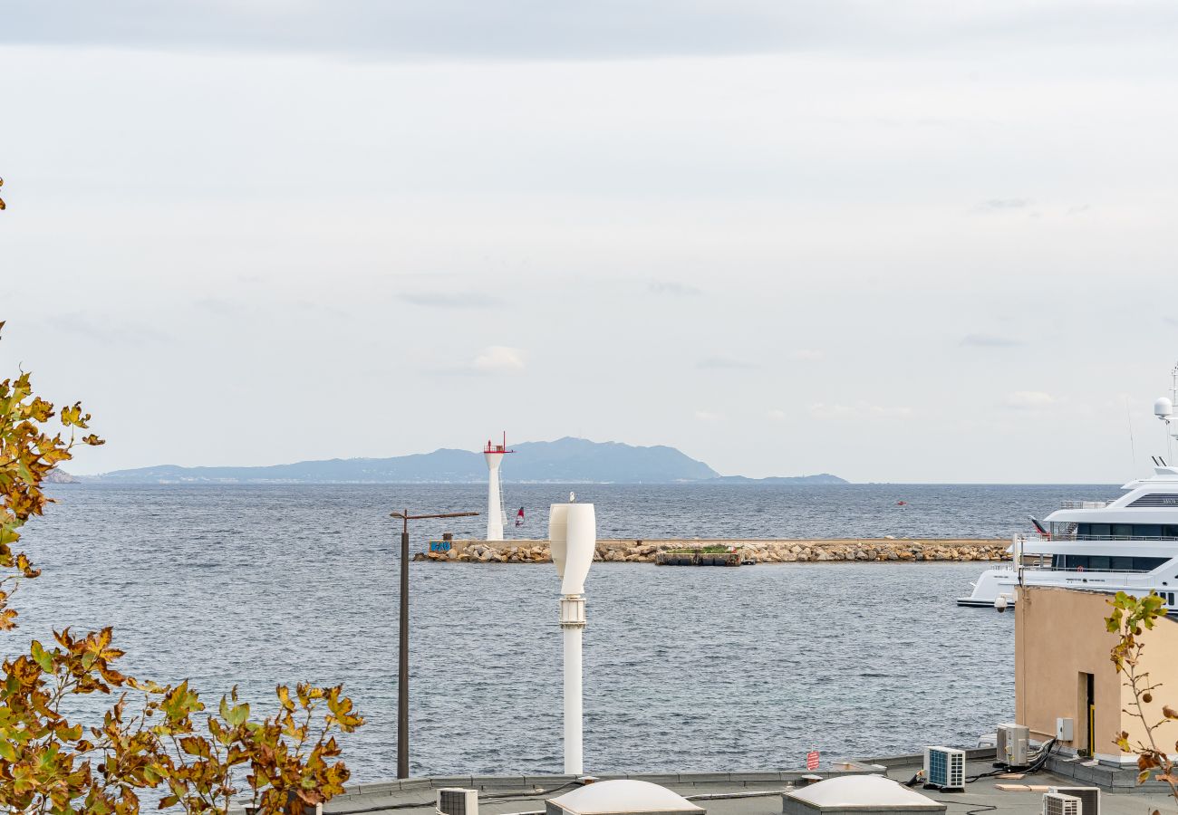 Appartement à La Ciotat - Bocho. Loft climatisé avec vue mer et sur le port